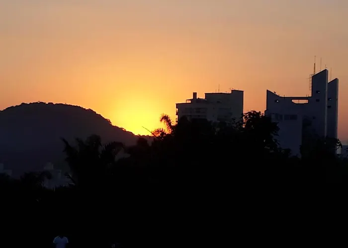 Relaxe nas melhores praias do Guarujá.